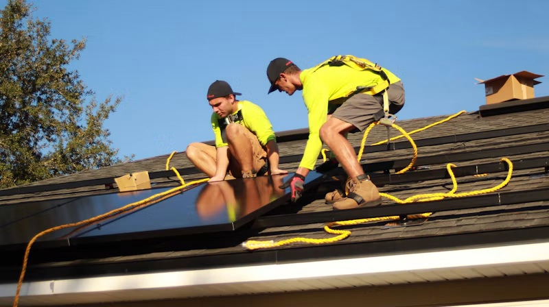 Técnicos em instalação de painéis solares